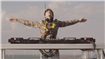 EXPERIENTA in premiera la nivel mondial: Primul DJ care mixeaza de pe o turbina eoliana, la 100 metri inaltime
