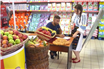 Peste 100 de producători români de fructe și legume devin furnizori Carrefour 